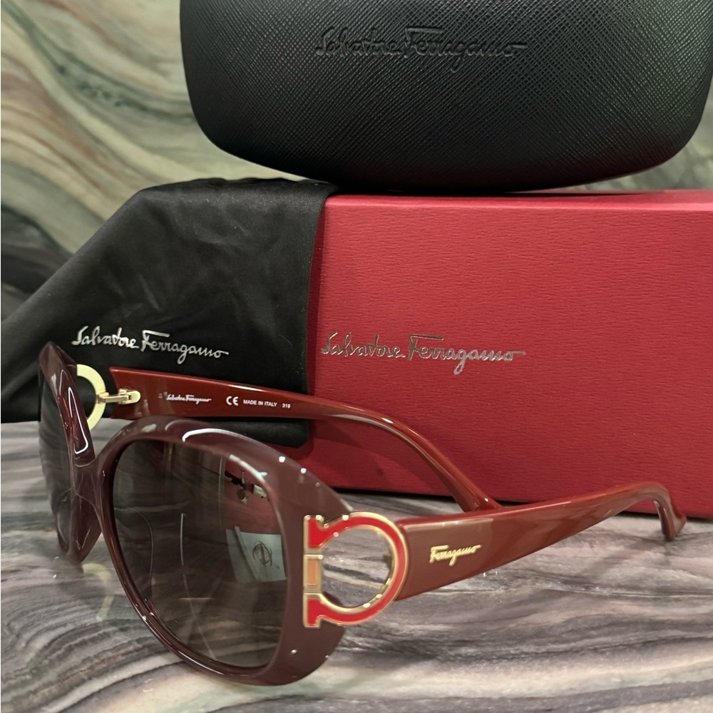 FERRAGAMO Gancini Sunglasses NIB Burgundy Dark Red & Gold Made in Italy